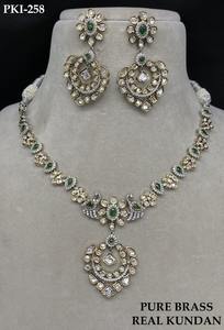 Collier de mariée en laiton Kundan serti de diamants américains Boucles d'oreilles de bijoux modernes pour les mariages et les occasions spéciales - Product Image 2