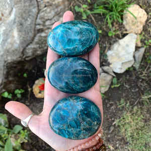 Vente en gros de pierre de palme d'apatite bleue naturelle sculptée pierre de poche de méditation Reiki pour le Feng Shui polie pour la guérison de style d'amour - Product Image 5