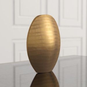 Vase en métal artisanal de style côtier, accent décoratif classique, intérieur intemporel, présentoir floral, style traditionnel - Product Image 6