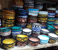 Bols traditionnels en céramique marocaine faits à la main, colorés et peints à la main en Fes pour servir ou décorer