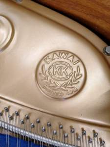 Piano de cola Kawai KG3C en excelentes condiciones, entrega rápida, acabado elegante original, teclas suaves, de segunda mano, 88 teclas - Product Image 6