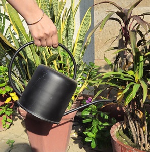 Arrosoir rond en métal noir pour jardin, design moderne |   Pot à eau durable et écologique pour plantes d'intérieur et d'extérieur, utilisation en jardin - Product Image 3