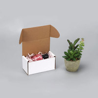 Boîtes d'expédition en carton ondulé blanc de taille personnalisable, matériaux recyclés pour les envois de petites entreprises, emballages pour bougies
