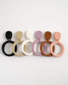 Pendientes artesanales de resina de lujo con detalles de perlas - Product Image 1