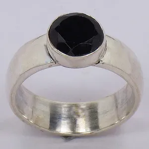 Anillo de Ónix Plateado para Mujer con Piedra Negra, Diseño de Anillo Moderno - Product Image 2