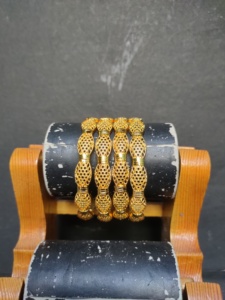 ชุดกำไลข้อมือสำหรับผู้หญิงดีไซน์ทันสมัยพร้อมกำไลชุบทอง22CT - Product Image 2