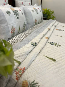Rajasthani tradicional algodón relleno elegante Echoes mano bloque estampado Reversible cosido 90 X108 "tamaño edredones de cama de lujo - Product Image 6