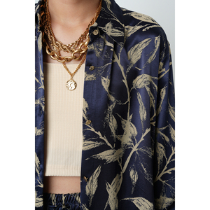 Collezione di Camicie Oversize da Donna con Motivo Blu Navy e Crema - Product Image 2