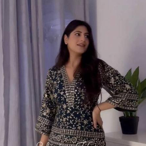 Conjunto de Top y Pantalón de Estilo Bollywood con Dupatta, Diseño Nuevo para Fiestas, en Falsa Georgette con Bordado Intenso y Lentejuelas - Product Image 1