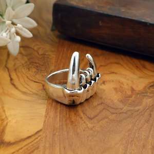 Anillo de Garra de Latón con Diseño Atrevido, Anillo Gótico Punk Ajustable, Joyería Artesanal - Product Image 3