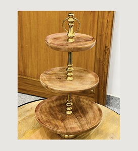 Support à gâteau en bois artisanal pour la présentation sur les tables de fêtes et d'événements, mettant en valeur l'attrait traditionnel et naturel du bois - Product Image 1