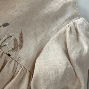 Vestido de lino suave bordado a mano para niñas, estilo informal para el primer cumpleaños de niños pequeños, OEM hecho en Vietnam - Product Image 6