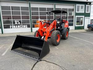 Tractor Agrícola LA324 de 25 HP 4WD con Ruedas Rojas y Cucharón Cargador Frontal, Transmisión por Engranajes - Product Image 1