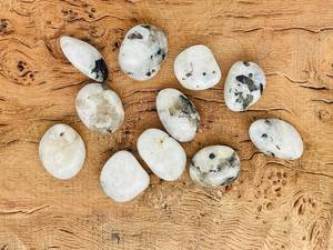 Pierre de lune arc-en-ciel naturelle personnalisable en gros a dégringolé des pierres précieuses de quartz en vrac de différentes tailles et formes - Product Image 2