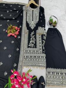 Présentation d'une nouvelle collection de créateurs en soie avec un travail de broderie lourd en sequins, ensemble haut, bas et dupatta, robe entièrement cousue - Product Image 3