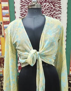 Top corto de Sari de seda indio hecho a mano para mujer, ropa de fiesta Vintage, mangas acampanadas, corbata frontal, estilo tanque de ajuste Regular, corto de verano - Product Image 1