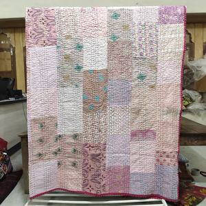 Couverture vintage bohème Kantha, jeté fait main, patchwork multi-assorti, couvre-lit, patchwork Gudri, jeté réversible, couverture pour la maison - Product Image 1