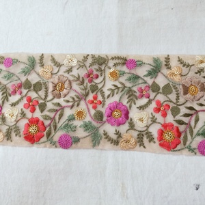 Lacets de travail en fil brodé sur mesure avec options multicolores en fil floral brodé de 2.5 pouces de largeur - Product Image 2