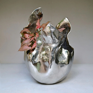 Florero Moderno de Diseño Abstracto Único en Plata para Mesa, Escultura de Aluminio Hecha a Mano para Decoración de Bodas - Product Image 1