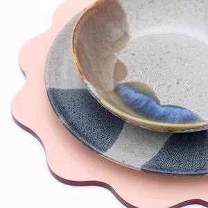 Napperons de mariage élégants Laque rose ronde brillante avec bord festonné Parfait pour les événements et la décoration de salle à manger - Product Image 3