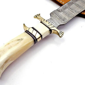 Cuchillo Bowie de Caza y Camping de Acero Inoxidable de Calidad Premium, Hoja con Borde Dentado y Punta Clip, Mango de Hueso Blanco, Funda de Cuero - Product Image 5