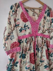 Robe en coton à fleurs élégante pour femmes avec volants Patchwork confortable du nouveau fournisseur indien Taille naturelle Style doux - Product Image 2