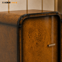 Armoire de rangement moderne de luxe en bois de burl, design modulaire arrondi avec poignées métalliques pour salon, hôtel, villa