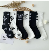 Vente en gros de chaussettes papillon fabriquées en usine tendance motif mignon noir et blanc avec les meilleurs prix chaussettes d'équipage articles cadeaux pour femmes