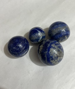 ลูกบอลคริสตัลบำบัด Lapis Lazuli ทำมือทรงกลมสีฟ้าขัดเงาอัญมณีไตรเมอร์ติสำหรับฝึกปฏิบัติ - Product Image 2