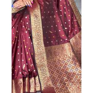 Glamoroso Sari de Seda Tejida con Zari Color Granate con Blusa para Bodas - Product Image 1