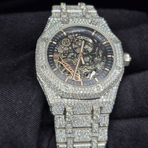 Reloj de Lujo para Hombre 2025 con Diamantes Brillantes, Nuevo Diseño Mecánico, Reloj Plateado y Dorado con Incrustaciones - Venta al por Mayor - Product Image 1