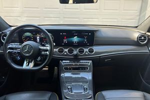 A-M-G E-63 S Se-dan 2021, faible kilométrage, transmission automatique, toit ouvrant panoramique, feux LED, feux diurnes LED, 6 places, prêt à être expédié - Product Image 2