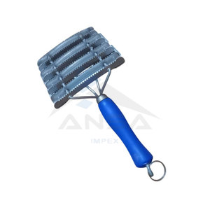 Brosse de toilettage quotidienne EquiCare Pro conçue de manière experte pour un nettoyage efficace, la santé du pelage et l'utilisation avec des kits de toilettage professionnels - Product Image 4