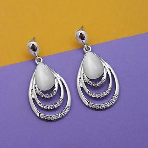 Boucles d'oreilles pendantes Kriaa en résine plaquée argent et pierre autrichienne Bijoux manchette 1313674 - Product Image 1