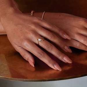 Anillo de compromiso y boda de oro rosa con moissanita de corte ovalado premium de 0.40 CT engastada en puntas, proveedor mayorista de moda para exportación a granel - Product Image 2