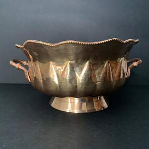 Bol en laiton martelé de style victorien avec intérieur doré, bord festonné et poignées, jardinière décorative, rangement ou bol de service - Product Image 1