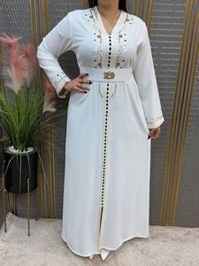 ชุดเดรสยาวมุสลิมปักลายสีขาว ไซส์ใหญ่ คอวี แขนยาวทรงหลวม ผ้าเครป อบายะ สำหรับงานแต่งงาน ละหมาด อีด - Product Image 1