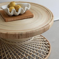 Grande table ronde en rotin tissé à la main de style luxueux belle et artistique table décorative à l'intérieur de la maison