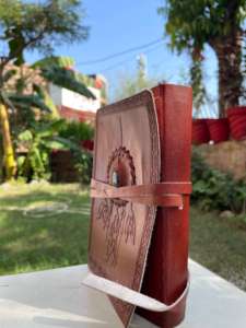 Journal en cuir artisanal avec motif attrape-rêves, couverture en cuir gaufré fait main, carnet vintage idéal pour écrire et offrir en cadeau - Product Image 3