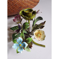 Porte-bougie floral en métal fait à la main avec finition antique |   Centre de table rustique en fer forgé avec motif de vigne de fraises sauvages et bougie conique