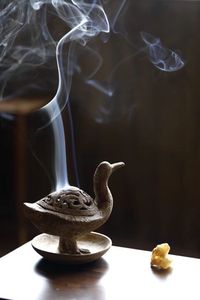 Brûleur d'encens traditionnel en laiton sculpté pour les cérémonies spirituelles, offrant un parfum intense et une belle finition artisanale - Product Image 4
