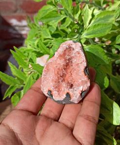Apophyllite Geode แร่ Apophyllite ขนาดเล็กสีชมพูธรรมชาติชิ้นสำหรับตกแต่ง - Product Image 1
