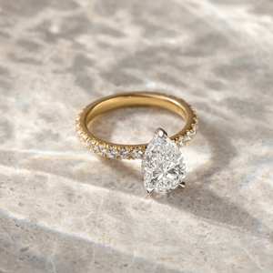 Anillo de compromiso de moissanita de corte de pera alargado de 2 quilates Elegante forma de lágrima cónica con brillo brillante en oro amarillo sólido - Product Image 2