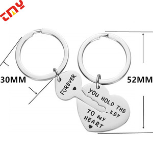 Porte-clés en forme de cœur séparé gravés sur mesure, porte-clés en acier inoxydable durable pour couple, ensemble pour petit ami petite amie - Product Image 1
