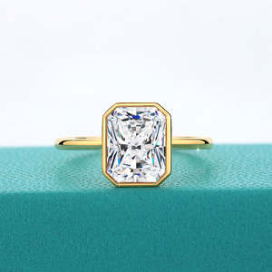 Bague de fiançailles et de mariage en argent sterling 925 avec moissanite taille radiant de 3 carats, sertie sur mesure, tendance pour femmes - Product Image 4