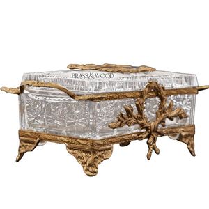 Caja de pañuelos de latón envejecido y cristal de lujo con motivo de hoja dorada adornada y elegantes asas artesanales - Product Image 2