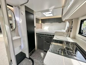 Autocaravana de Lujo para Viajes, Aventuras al Aire Libre y Expediciones de Campamento - Product Image 4