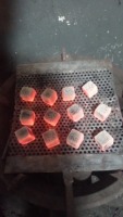 Profitez d'un moment de chicha opulente avec des briquettes de charbon en forme de cube qui subliment les saveurs riches de la noix de coco naturelle.
