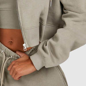 เสื้อฮู้ดดี้ผู้หญิงแบบสวมหัวสำหรับฤดูหนาว ดีไซน์ตามสั่ง OEM คุณภาพสูง พร้อมโลโก้ด้านหน้า เป็นมิตรกับสิ่งแวดล้อม แห้งเร็ว ผ้าฝ้าย 100% ทรงครอป - Product Image 2