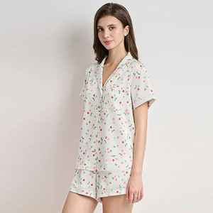 Pyjama court en satin personnalisable pour femmes, vêtements de nuit d'été élégants avec taille élastique et fermeture à boutons, caractéristiques lisses - Product Image 3